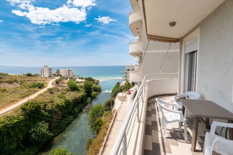 Balcony/Terrace, Seating area, Dining area, River view, Sea view