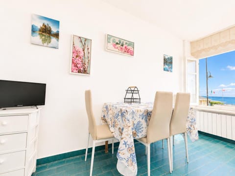 TV and multimedia, Living room, Seating area, Dining area, Evening entertainment