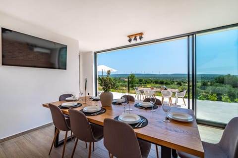 Communal lounge/ TV room, Day, Natural landscape, TV and multimedia, View (from property/room), Balcony/Terrace, Evening entertainment