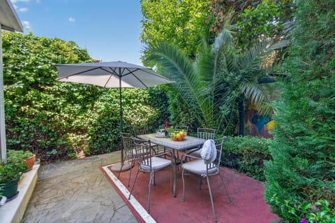 Patio, Day, Garden, Seating area