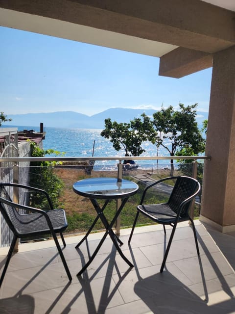 Balcony/Terrace, Lake view, Mountain view