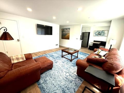 Communal lounge/ TV room, TV and multimedia, Living room, Seating area, Evening entertainment