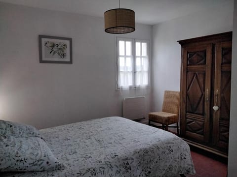 Bed, Photo of the whole room, wardrobe