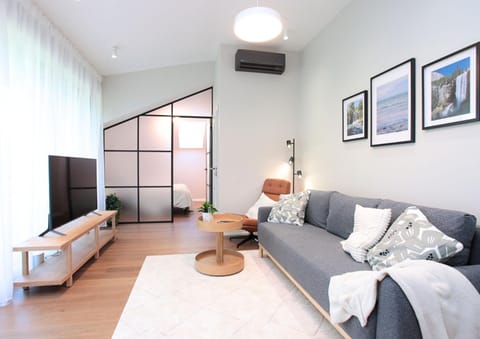 TV and multimedia, Photo of the whole room, air conditioner
