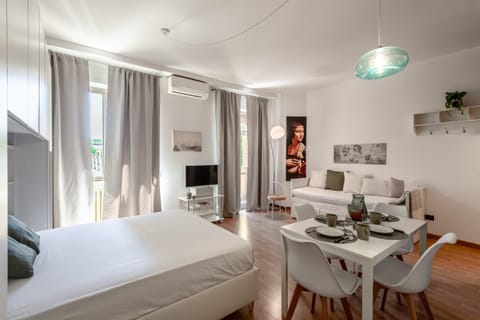 Spring, Bed, Day, Night, Winter, Summer, TV and multimedia, Balcony/Terrace, Living room, Photo of the whole room, Dining area, Bedroom, Autumn, Seasons, Time of day, heating, soundproof, towels, air conditioner