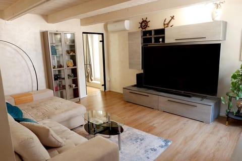 Communal lounge/ TV room, TV and multimedia, Living room, Evening entertainment