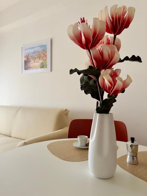 Living room, Decorative detail, Seating area, Dining area