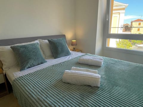 Bed, Bedroom, towels