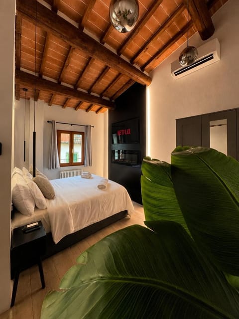 Bed, Photo of the whole room, Bedroom, fireplace