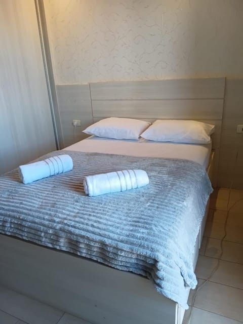 Bed, Photo of the whole room, towels