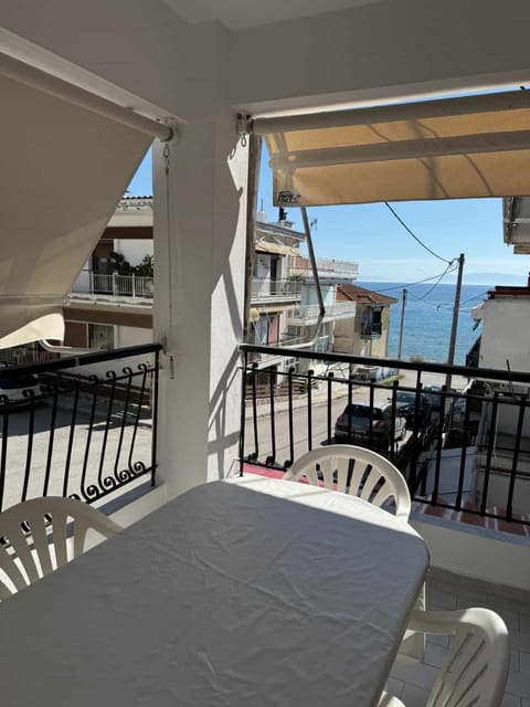 Natural landscape, View (from property/room), Balcony/Terrace, Dining area, Sea view