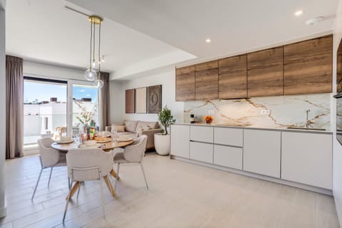 Kitchen or kitchenette, Dining area