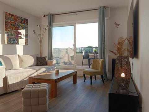 TV and multimedia, Living room, Seating area, Evening entertainment