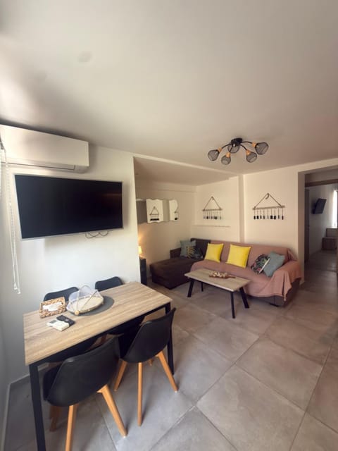 TV and multimedia, Living room, Seating area