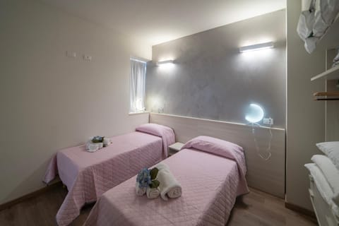 Bed, Massage, Photo of the whole room, Bedroom, towels