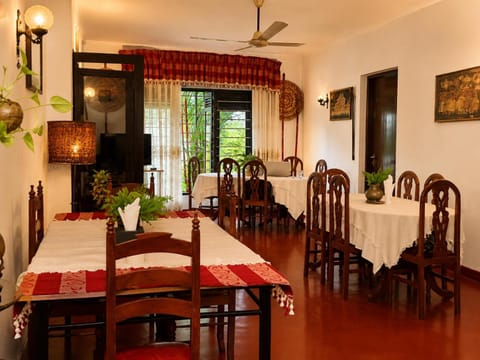 Living room, Seating area, Dining area, fireplace