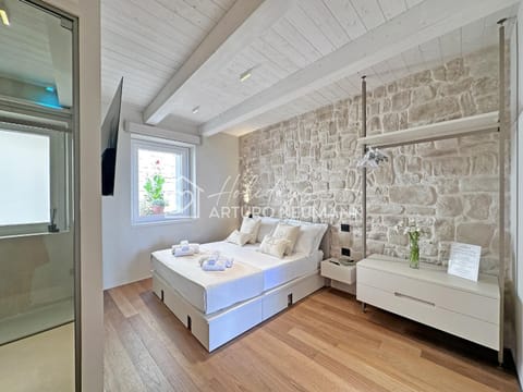 Bed, TV and multimedia, Photo of the whole room, Bedroom, towels