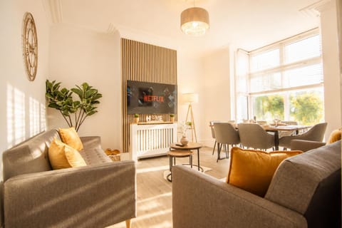Communal lounge/ TV room, TV and multimedia, Living room, Seating area, Evening entertainment