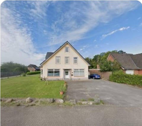 Property building, Day, Neighbourhood, Street view, Parking