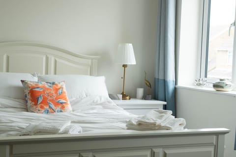 Bed, Bedroom, towels