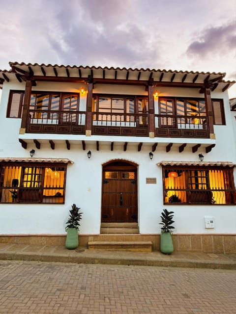 Property building, Facade/entrance, Day, Balcony/Terrace