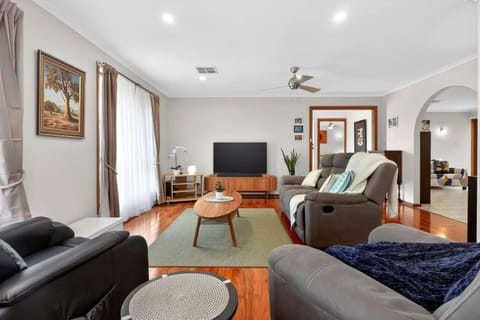 TV and multimedia, Living room, Seating area, Evening entertainment