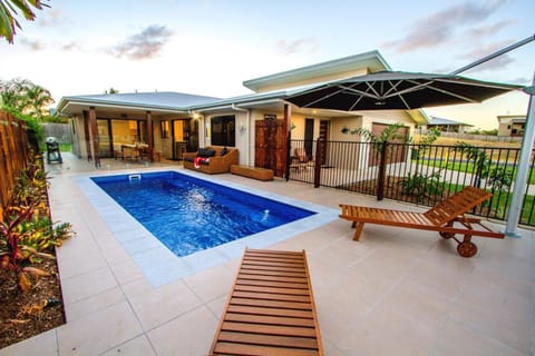 Pool view, Swimming pool, sunbed