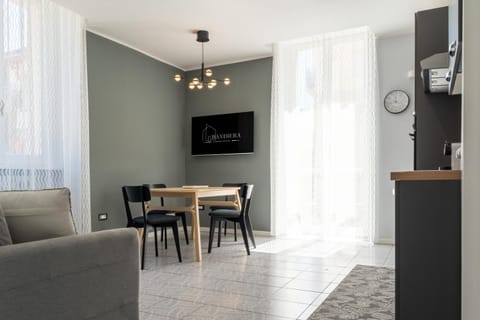 TV and multimedia, Coffee/tea facilities, Kitchen or kitchenette, Living room, Dining area