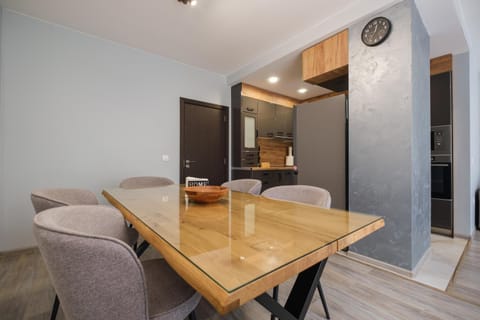Kitchen or kitchenette, Living room, Seating area, Dining area