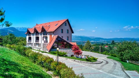 Property building, Day, Natural landscape, Garden view, Mountain view