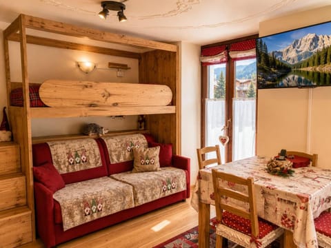 Bed, Natural landscape, Living room, Photo of the whole room, Seating area, Dining area, Bedroom, bunk bed