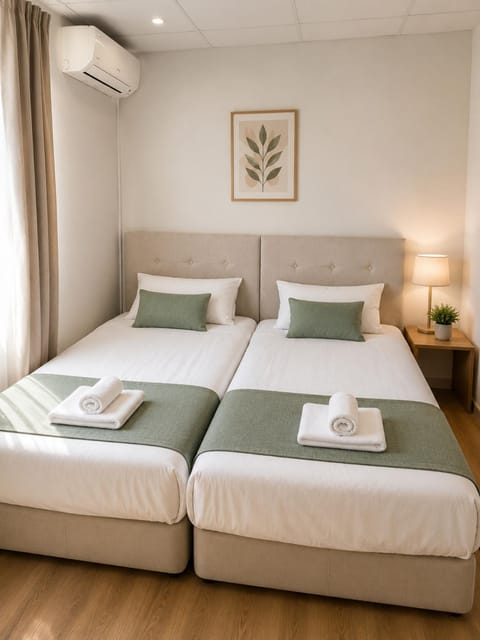 Bed, Photo of the whole room, Bedroom, heating, towels, air conditioner