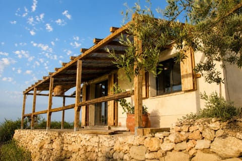 Property building, Day, Balcony/Terrace