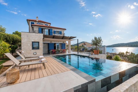 Property building, Sea view, Swimming pool