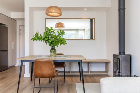 Seating area, Dining area, fireplace