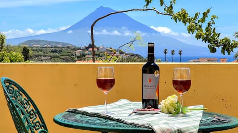 Balcony/Terrace, Food and drinks, Mountain view, Alcoholic drinks