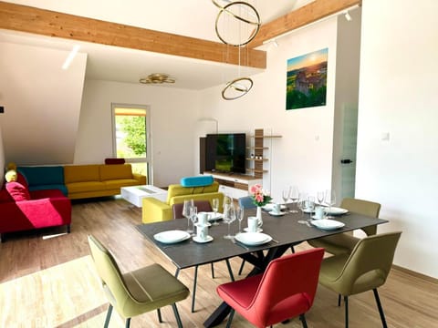 TV and multimedia, Living room, Seating area, Dining area