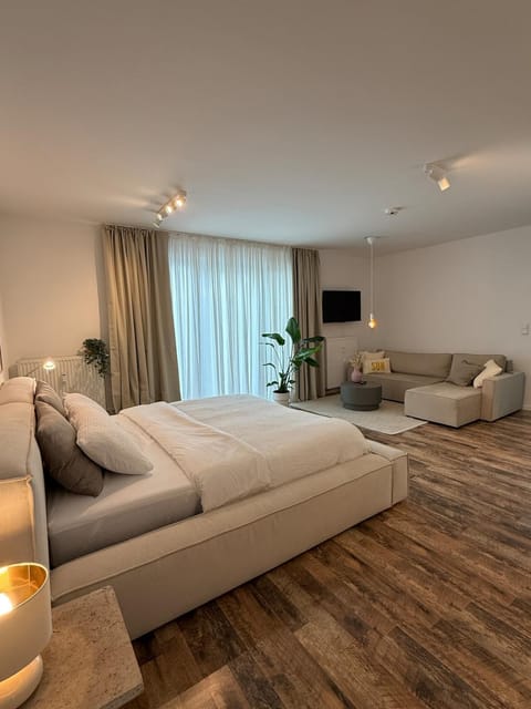 TV and multimedia, Living room, Photo of the whole room, Bedroom
