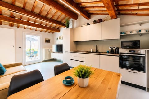 Coffee/tea facilities, Kitchen or kitchenette, Living room, Seating area, Dining area, dishwasher, internet, stove, toaster, kitchen, air conditioner, air conditioner