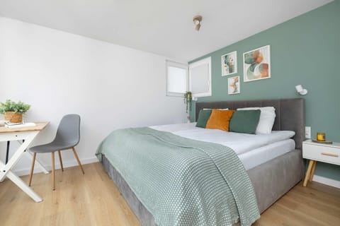 Bed, Photo of the whole room, Seating area, Bedroom
