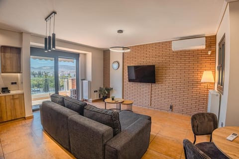 TV and multimedia, Kitchen or kitchenette, Living room, Seating area, Dining area