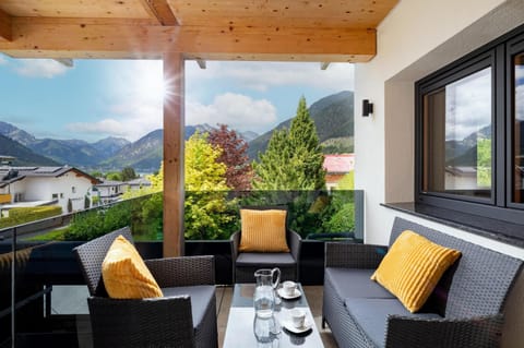 Natural landscape, View (from property/room), Balcony/Terrace, Lake view, Mountain view