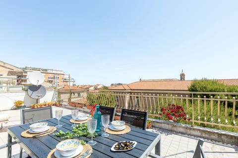 Patio, Day, View (from property/room), Balcony/Terrace, Food and drinks, Dining area, Food, Drinks