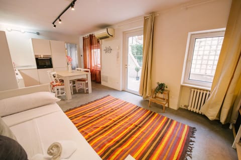 Bed, Living room, Photo of the whole room, air conditioner