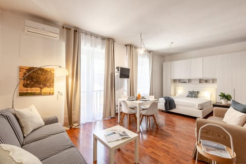 Spring, Bed, Day, Night, Winter, Summer, TV and multimedia, Balcony/Terrace, Living room, Photo of the whole room, Seating area, Dining area, Bedroom, Autumn, Seasons, Time of day, internet, soundproof, towels, wardrobe, air conditioner