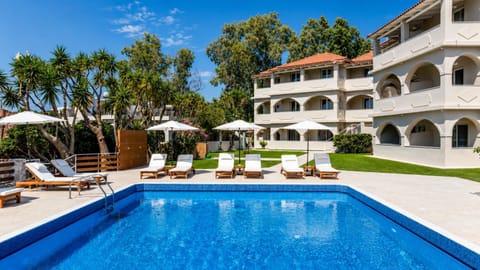 Day, Swimming pool