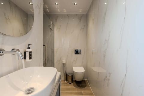 Shower, Toilet, Bathroom, Bath, bidet, towels