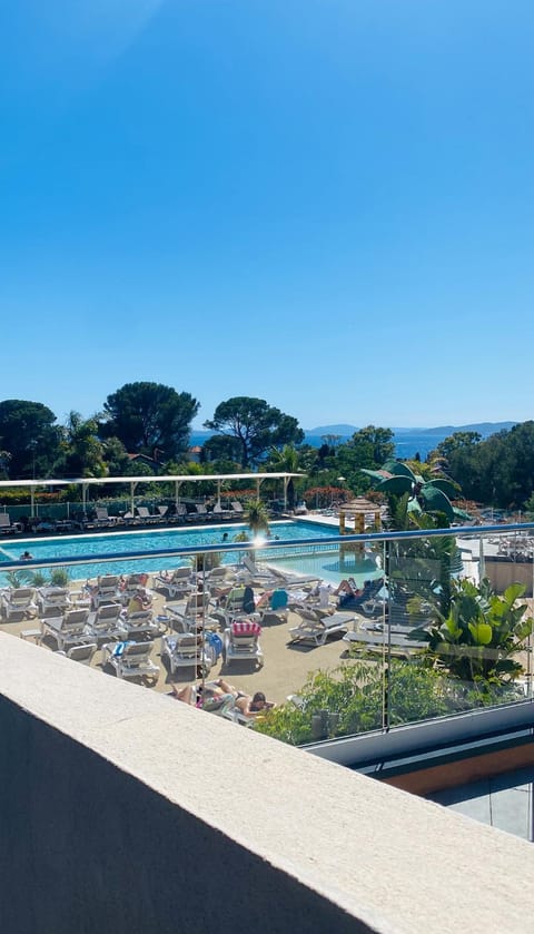 Day, Natural landscape, Pool view, Sea view, Swimming pool, sunbed