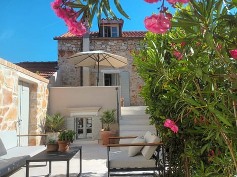 Property building, Garden, Balcony/Terrace