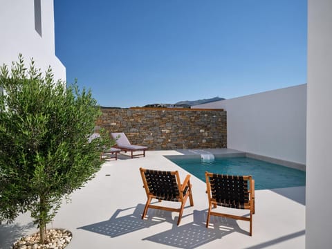 Swimming pool, sunbed